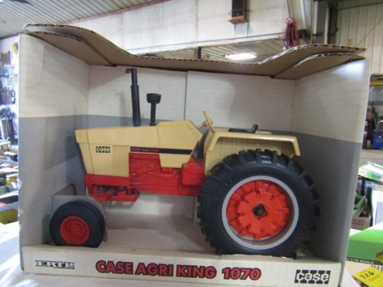 921. 1/16 ERTL CASE AGRI KING 1070, NIB