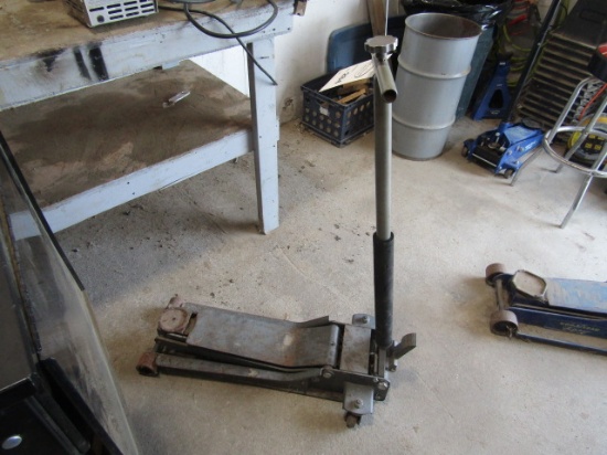 284. HD 2.5 TON +/- HYDRAULIC FLOOR JACK, TAX
