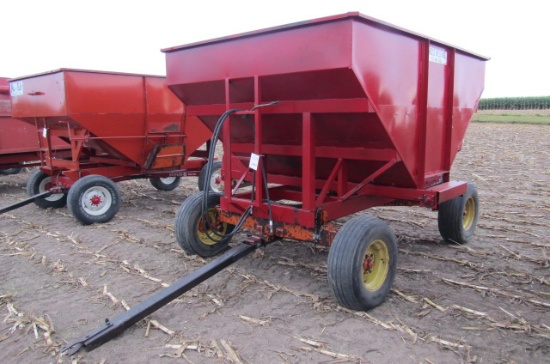 1217. GRAVITY BOX WITH HYDRAULIC CROSS APRON DISCHARGE, ON 4 WHEEL WAGON. U