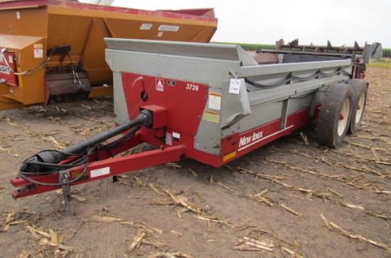 1221. NICE NEW IDEA MODEL 3739 TANEM AXLE MANURE SPREADER, UPPER BEATER, HY