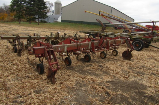 1373. IH # 133 RW 3 POINT VIBRASHANK CULTIVATOR