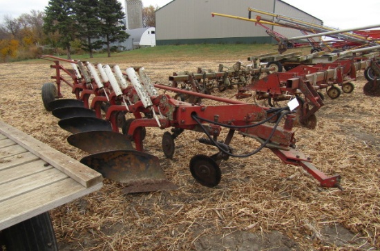1375. IH MODEL 710 5 X 18 INCH SEMI MOUNT AUTOMATIC RESET PLOW, COULTERS