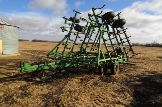 1270. JOHN DEERE MODEL 960 32 FT. HYD. FOLD FIELD CULTIVATOR, WALKING TANDE