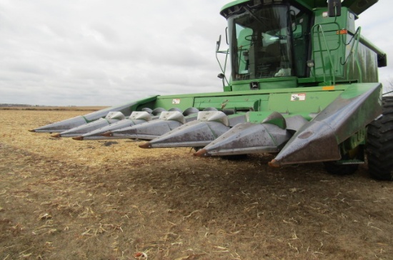 1284. JOHN DEERE MODEL 643 6 ROW 30 INCH LOW TIN OIL BATH CORN HEAD
