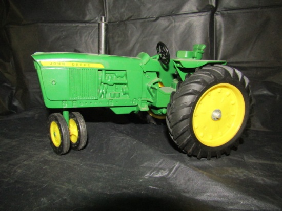 4. 1/16 John Deere 20 Series Tractor. 1 Lever on Dash, No Box