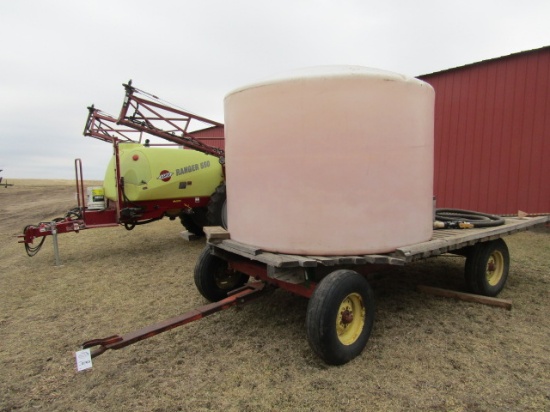 0763. 1300 Gallon Poly Water Tank with Briggs 3.5 H.P. Gas Engine on  Four