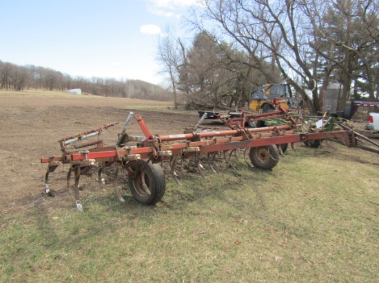 1322. IH MODEL 45 18 FT. VIBRA SHANK FIELD CULTIVATOR, MANUAL FOLD WINGS