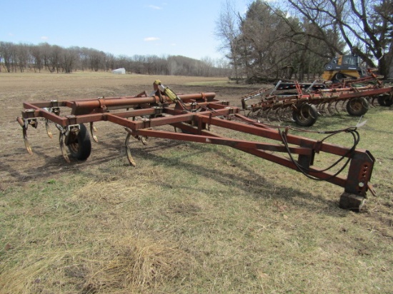 1323. WILRICH 14 SHANK PULL TYPE CHISEL PLOW