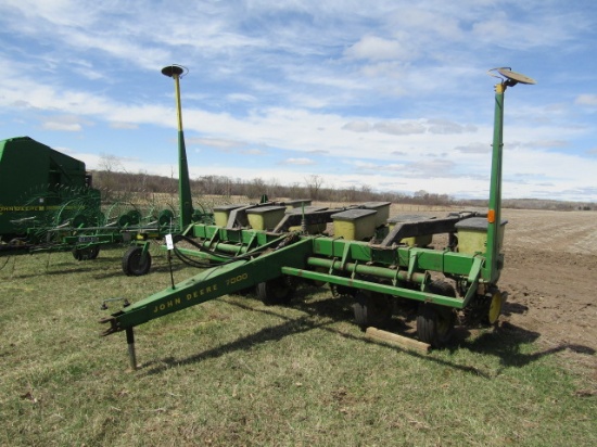 1330. JOHN DEERE MODEL 7000 6 ROW CORN OR 15 ROW INTEGRATED BEAN PLANTER, T