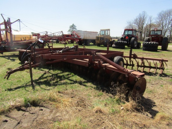 1369. IH Believed to be Model 480 20 FT. Tandem Disc, Manual Fold Up Wings,
