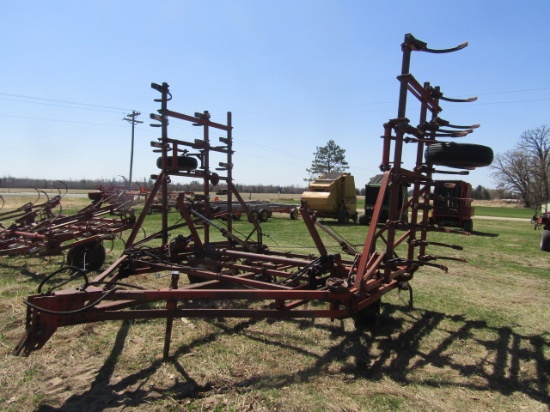 1376. IH 28 FT. Vibra Shank Field Cultivator, Hyd. Wings, Walking Tandems