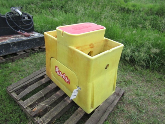 1606. RITCHIE DOUBLE SIDED POLY ELECTRIC CATTLE WATERER