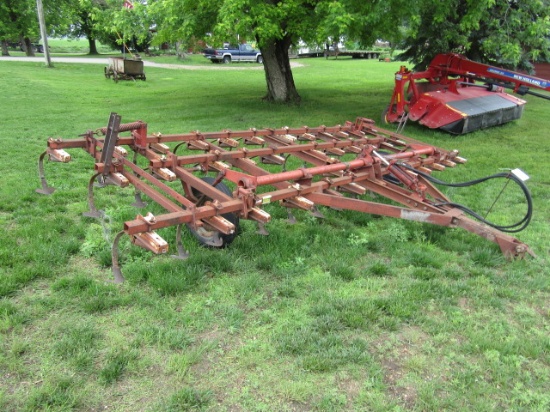 1651. IH 18 FT. VIBRA SHANK FIELD CULTIVATOR, MANUAL FOLD WINGS