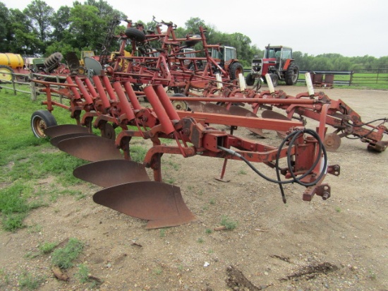 1661. IH MODEL 700 6 X 16” SEMI MOUNT AUTOMATIC RESET PLOW