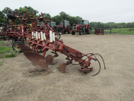 1662. IH MODEL 710 4 X 18” SEMI MOUNT AUTOMATIC RESET PLOW