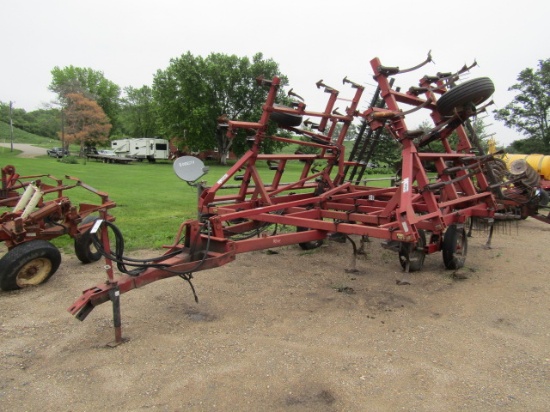 1663. CASE IH MODEL 4800 28 FT. HYD. FOLD FIELD CULTIVATOR, WALKING TANDEMS