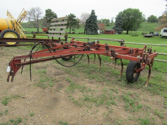 1668. IH 15 SHANK, 15 FT. PULL TYPE CHISEL PLOW WITH HYD. CYLINDER