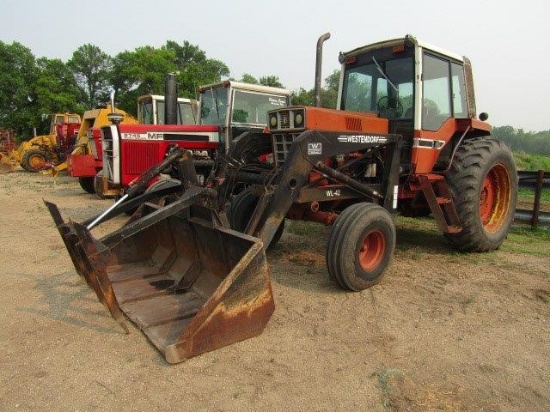 1689. 1978 IH MODEL 1086 DIESEL TRACTOR, DUAL DOOR CAB, INSIDE AND OUTSIDE