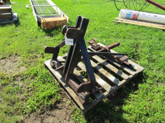 1719. 3 POINT ROUND BALE MOVER