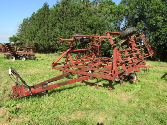 1730. IH MODEL 4600 22 FT. HYD. FOLD VIBRA SHANK FIELD CULTIVATOR, WALKING