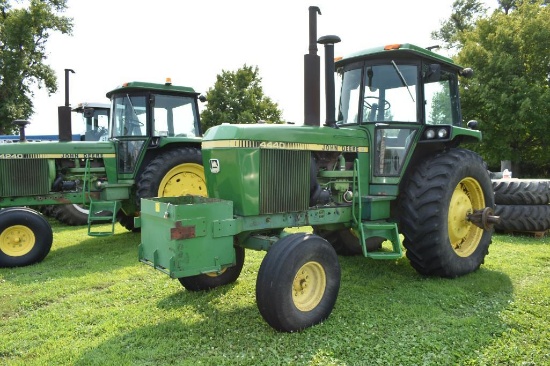 1982 JOHN DEERE 4440 TRACTOR, POWER SHIFT, 8360 HOURS, 3PT, HINIKER QUICK HITCH, 2 OUTLETS WITH