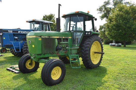 1981 JOHN DEERE 4240 TRACTOR, 9665 HOURS, POWER QUAD TRANS, 2 OUTLETS, 540/1000 PTO, 3 PT, 3RD ARM