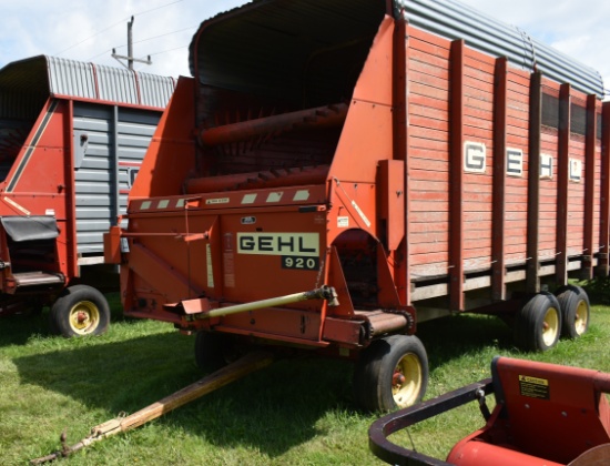 1922. GEHL MODEL 920 16 FT. TRIPLE BEATER FRONT SIDE UNLOAD FORAGE BOX ON G