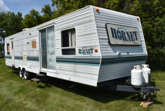 1932. 1998 HORNET TRAVEL TRAILER, ONE SLIDE OUT, GAS RANGE, TV, SLEEPS 4 TO