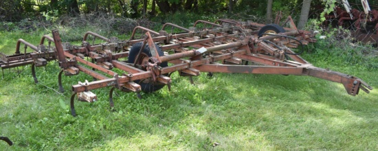 1936. OLDER IH 19 FT. VIBRA SHANK CULTIVATOR WITH HARROW