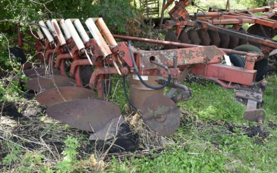 1937. IH MODEL 710 5 X 16 SEMI MOUNT AUTOMATIC RE-SET PLOW, COULTERS
