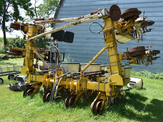 1939. BUFFALO HD MOUNTED 8 ROW 30 INCH NO-TILL CORN PLANTER, DF, SELLS WITH