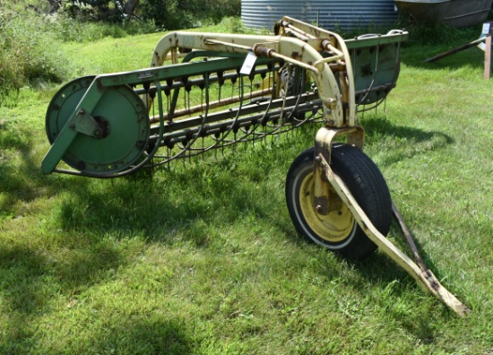 1945. JOHN DEERE MODEL 640 RAKE, HITCH WHEEL, RUBBER MOUNTED TEETH, NICE CO