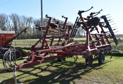 229. Case Ih Model 4800 25ft. Vibra Shank Hyd. Fold Field Cultivator, Walki