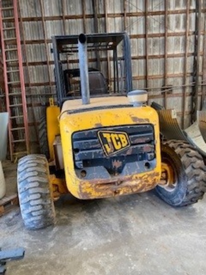 Lincoln, AR- 2004 JCB FORKLIFT Model: 930 VIN: 7028727254504 Hours: 6858 Note: This lot is located a