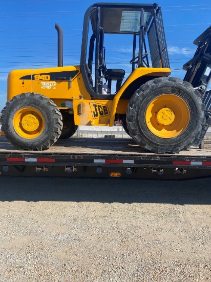 Cassville, MO- 2002 JCB FORKLIFT OFFROAD Model: 940 VIN: SLP940022E0823222 Hours: 6096 Note: This lo