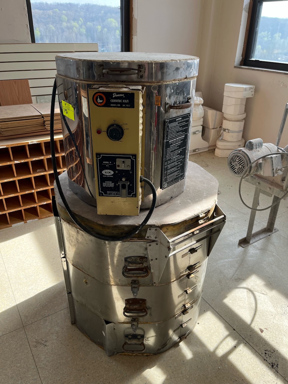 Loc: 12.5. Duncan Ceramic Kiln Model DK 716-1 | Proxibid