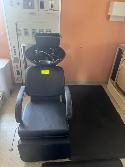 Loc: 12.8.  Salon Hair Wash Chair Station w/Anti-Fatigue Mat