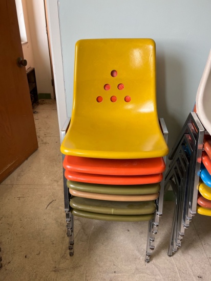 Loc: 12.5. Lot of (7) Fiberglass Chairs