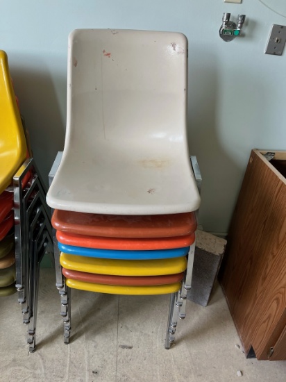 Loc: 12.5. Lot of (7) Fiberglass Chairs