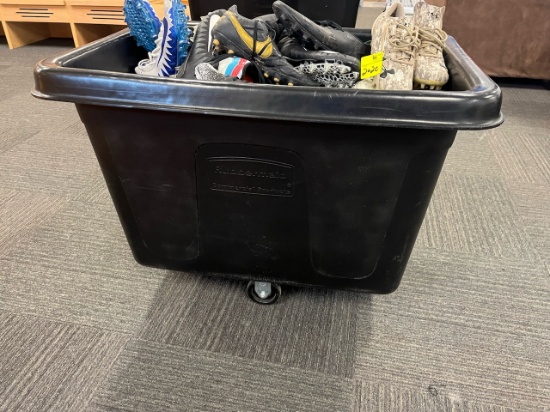 Loc: FH. Rubbermade Cube Truck, 8 cu. Ft., 38"x26"x28" (contents not included)