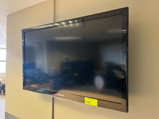 Samsung 46" TV w/Wall Mount