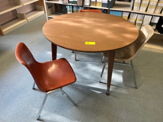 Loc: 5. Round Table 48" with (3) Chairs . This lot is located at: 598 Finn St, Hancock, MI 49930