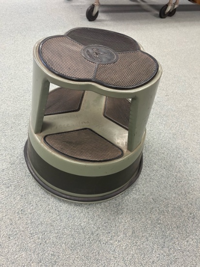 Loc: 5. Step stool. This lot is located at: 598 Finn St, Hancock, MI 49930