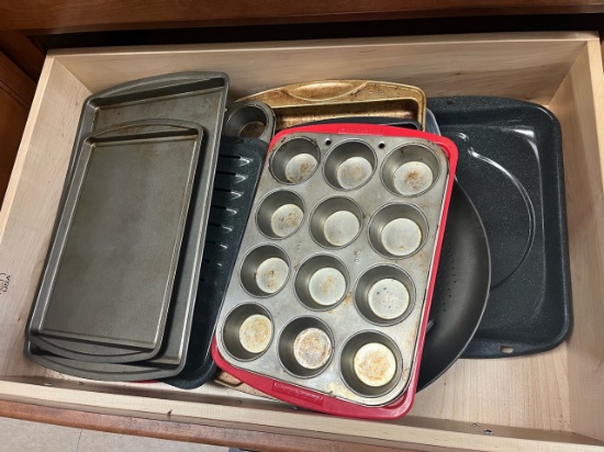 Loc: 6. Lot of Assorted Baking Pans (10 plus). This lot is located at: 532 Franklin St, Hancock, MI