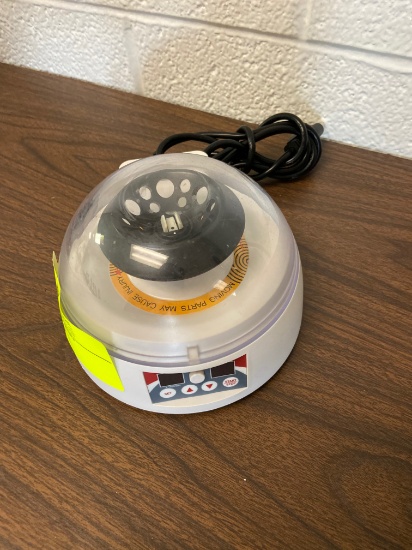 Loc: 3 Lab. Microcentrifuge super Minimax 12k - Max Speed 12,000 RPM. This lot is located at: 601 Fr