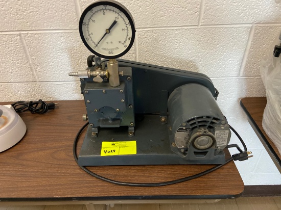 Loc: 3 Lab. Welsh Vacuum Pump - Model 1410. This lot is located at: 601 Franklin St, Hancock, MI 499