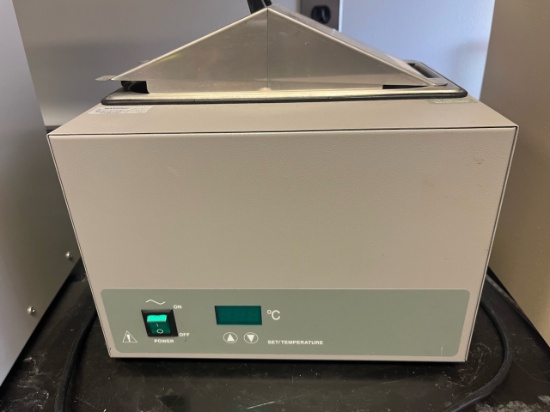Loc: 3 Lab. Sheldon manufacturing model 14-5794 water bath 14l, 115v. This lot is located at: 601 Fr