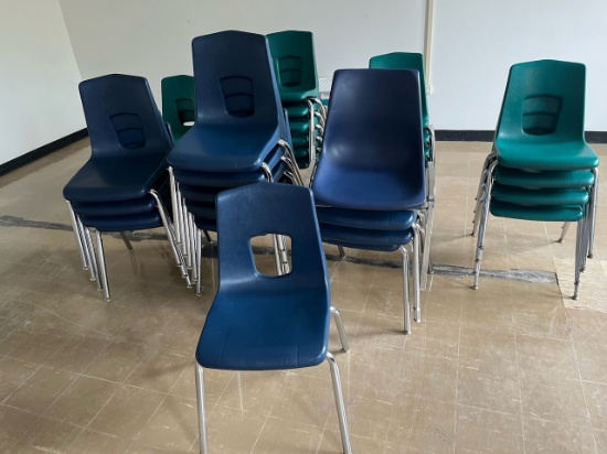 Loc: 3. 35 stackable plastic classroom chairs, desk & podium. This lot is located at: 601 Franklin S