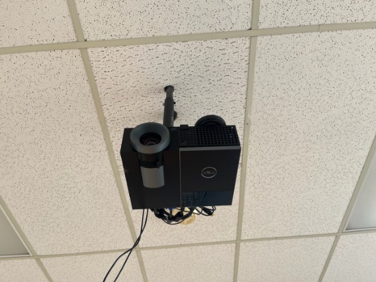 Loc: 4, N22. Dell 4320 Projector w/ Projector Screen. This lot is located at: 601 Franklin St, Hanco