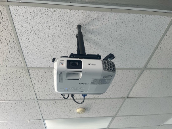 Loc: 4, N25. Epson PowerLite 97H Projector w/ screen. This lot is located at: 601 Franklin St, Hanco